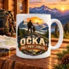 Skodelica »Očka, moj prvi junak« na beli skodelici – ilustrativni prikaz