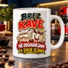 Skodelica »Brez kave ne odgovarjam za svoje izjave.« na beli skodelici – ilustrativni prikaz