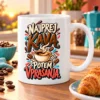 Skodelica »Najprej kava. Potem vprašanja.« na beli skodelici – ilustrativni prikaz