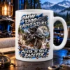 Skodelica BMW R 1300 GS Adventure – Cesta je šele začetek na beli skodelici – ilustrativni prikaz
