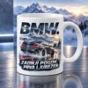 Keramična skodelica 11 oz »BMW – zadnji pogon, prava ljubezen« – ilustrativni prikaz motiva