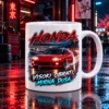 Keramična skodelica 11 oz »Honda – visoki obrati, mirna duša« – ilustrativni prikaz motiva