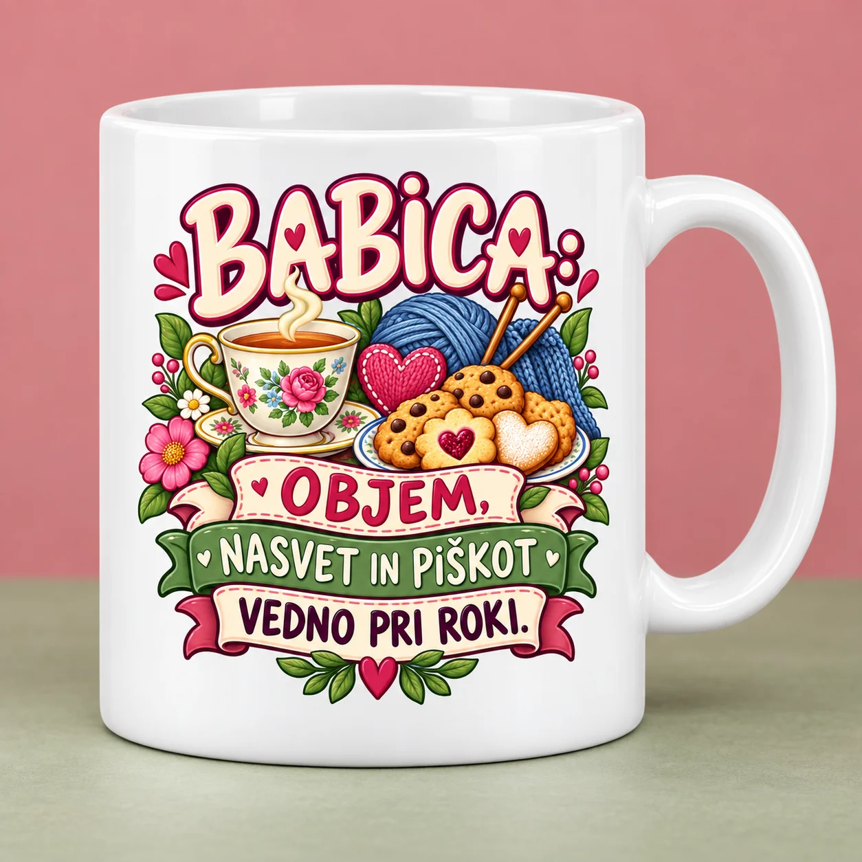 Keramična skodelica za babico »Objem, nasvet in piškot« – mockup Keramična skodelica za babico »Objem, nasvet in piškot«