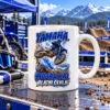 Enduro skodelica Yamaha »Modra kri, blatni čevlji« – ilustrativni prikaz motiva