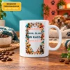 Keramična skodelica 11 oz »Pasji človek – kava, dlake in kaos« – ilustrativni prikaz motiva