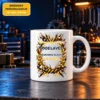 Keramična skodelica 11 oz »Uradno najboljši sodelavec« – ilustrativni prikaz motiva