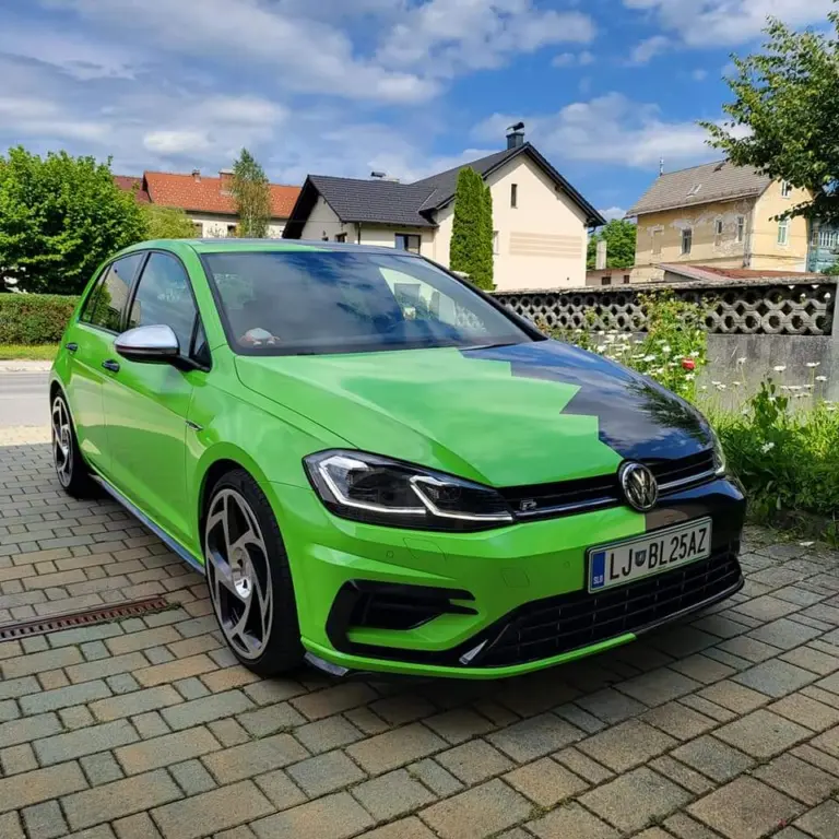 Celotna polepitev vozila v zeleno barvo — VW Golf